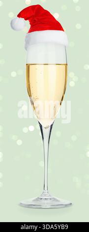 Sekt im Glas mit kleinem Weihnachtsmann-Hut auf hellgrünem Hintergrund, Bokeh-Lichter Stockfoto