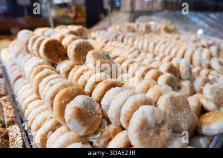 Die Regale des asiatisch-chinesischen Supermarktes sind mit traditionellen Köstlichkeiten wie Mungbohnen-Kuchen gefüllt Stockfoto