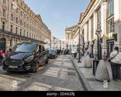 PARIS, FRANKREICH - 22. JUNI 2025: Paris Taxis, Taxis Parisiens, Platz vor dem Pariser Gare du Nord mit schwarzen Lieferwagen und Taxis, die auf Passagiere von einem cobb warten Stockfoto