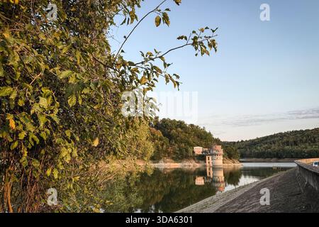 Panoramablick auf Garasko Jezero, Gardasee, Damm in der Nähe von Arandjelovac, Serbien. Der Behälter spiegelt die Hügel und den Ansaugturm mit der Dammumdrehung Stockfoto