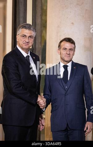 Paris, Frankreich. Dezember 2025. Emmanuel Macron (R), der französische Präsident, begrüßt Andrej Plenkovic (L), den Premierminister Kroatiens im Elysee-Palast. Der französische Präsident Emmanuel Macron traf sich mit dem kroatischen Premierminister Andrej Plenkovic im Elysee-Präsidentenpalast in Paris. Quelle: SOPA Images Limited/Alamy Live News Stockfoto