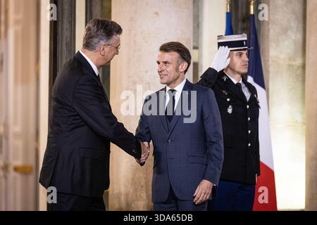 Paris, Frankreich. Dezember 2025. Emmanuel Macron (R), der französische Präsident, begrüßt Andrej Plenkovic (L), den Premierminister Kroatiens im Elysee-Palast. Der französische Präsident Emmanuel Macron traf sich mit dem kroatischen Premierminister Andrej Plenkovic im Elysee-Präsidentenpalast in Paris. (Foto: Telmo Pinto/SOPA Images/SIPA USA) Credit: SIPA USA/Alamy Live News Stockfoto