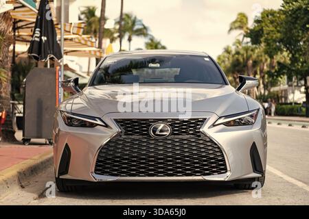 Miami, Florida, USA - 9. Dezember 2024: Lexus IST EIN Sportwagen aus dem Jahr 2022. Der Luxussportwagen von Lexus IST der Typ. Das Auto von Lexus STEHT im Freien. Lexus IST Stockfoto
