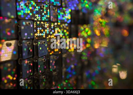 Ein farbenfrohes Mosaik mit reflektierenden Quadraten, die funkelnde Farben und Designs ausstrahlen Stockfoto