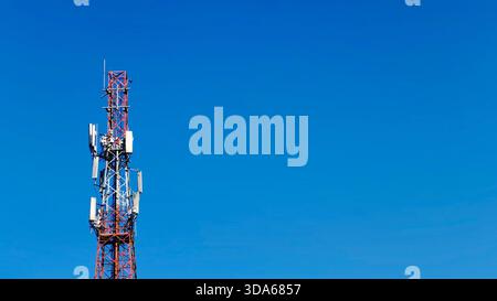 Telekommunikations-Mobilfunkturm Gegen Klaren Hellen Blauen Himmel Hintergrund Stockfoto