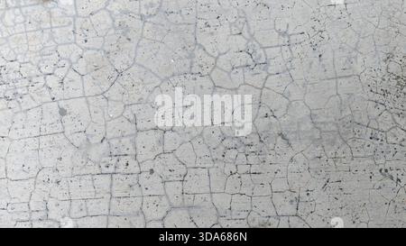 Rauer, gerissener weißer grauer Beton oder Zementwand Textur Hintergrund Stockfoto