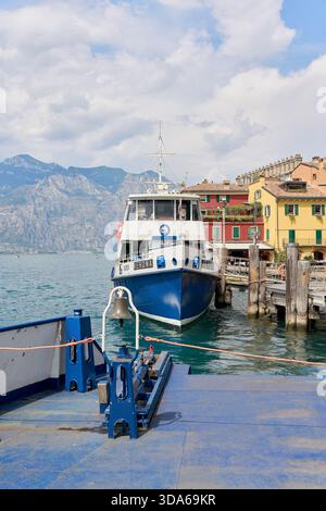Passagierfähre Verona im Hafen von Malcesine am Gardasee in Italien Stockfoto