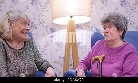 Seniorinnen genießen Gespräche und Freundschaften in einem Pflegeheim Stockfoto