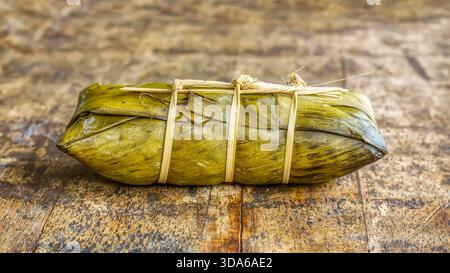 Traditionelles thailändisches Dessert Khao Tom Mat oder klebriger Reis mit Bananenblättern. Stockfoto