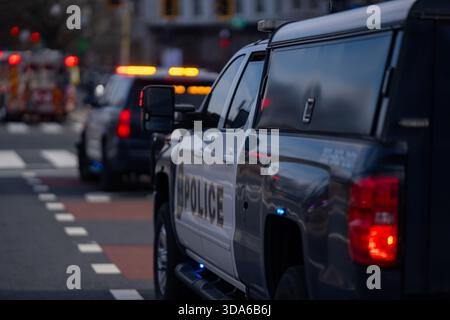 Polizeifahrzeug reagiert auf Alarm. Sicherheitseinheiten überwachen die Straße. Notlichter blinken im Verkehr. Strafverfolgungsbehörden gewährleisten Schutz. Capitol Stockfoto