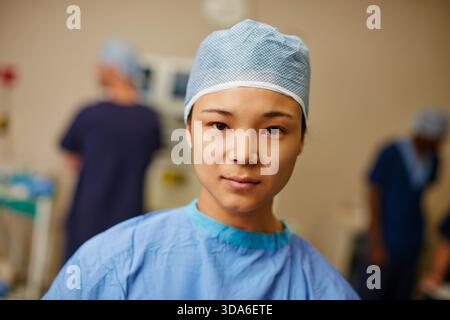Porträt, Frau und Krankenschwester im Operationssaal des Krankenhauses mit Sicherheit für die Notfallchirurgie auf der intensivstation. Professionelle, Peelings und weibliche Gesundheitsversorgung Stockfoto