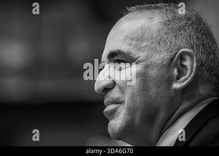 Bukarest, Rumänien - 6. Mai 2025: Ehemaliger Schachweltmeister Garry Kasparov bei einer Schachveranstaltung. Stockfoto