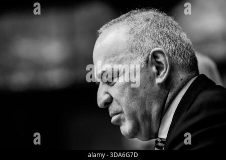 Bukarest, Rumänien - 6. Mai 2025: Ehemaliger Schachweltmeister Garry Kasparov bei einer Schachveranstaltung. Stockfoto