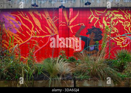 Ein farbenfrohes Wandgemälde an der Main Street in Mount Pleasant, Vancouver, BC. Stockfoto