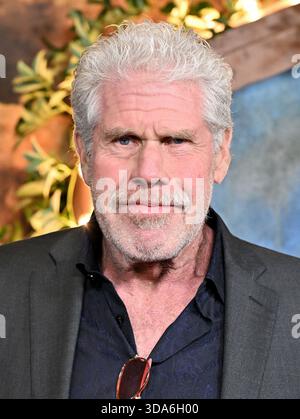 Los Angeles, USA. Dezember 2025. Ron Perlman kommt zu Amazon Prime Video's Premiere „Fallout'“ Staffel 2, die am 8. Dezember 2025 im Academy Museum of Motion Pictures in Los Angeles stattfand. © Starbuck/AFF-USA.COM Credit: AFF/Alamy Live News Stockfoto
