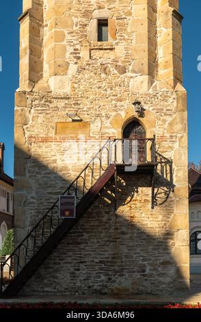 Piatra Neamt, Rumänien 16.10.2025. Nahaufnahme, vertikale Aufnahme der Basis von Turnul lui Stefan cel Mare, der mittelalterliche Glockenturm in Piatra Neamt, Rumänien, hig Stockfoto