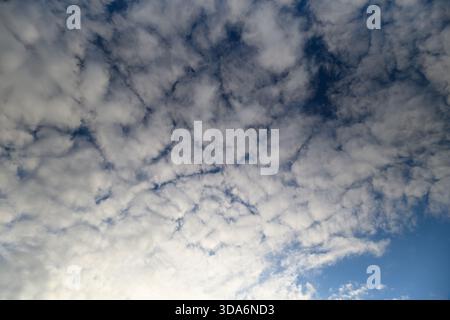 Ein weitläufiger, atemberaubender Blick auf einen Himmel voller wunderschön strukturierter Wolken und tiefblauer Töne Stockfoto
