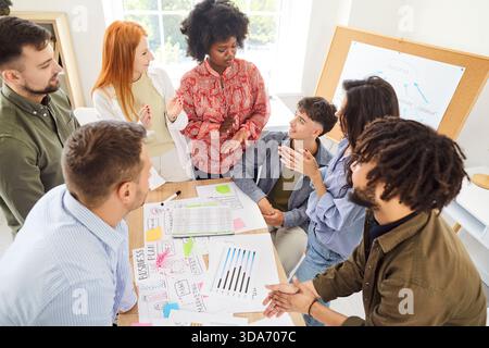 Ein Team junger kreativer Mitarbeiter arbeitet gemeinsam an einem Business Marketing-Projekt Stockfoto