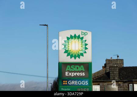 BP british Petroleum Garage Vorplatz Schild und bp Logo in hellem Sonnenschein und blauem Himmel im Bury Greater manchester uk Stockfoto