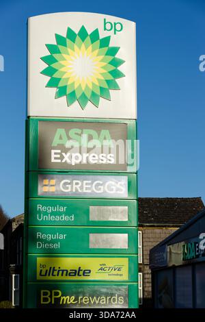 BP Tankstelle mit Asda Express und greggs Beschilderung, auf dem Garagenvorplatz, Einzelhandelspartnerschaft, blauem Himmel und Sonnenschein im Bury Greater manchester uk Stockfoto