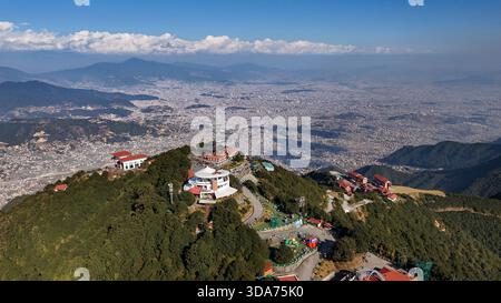 Blick aus der Vogelperspektive auf das Chandragiri Hills Resort eingebettet in üppiges Grün, mit Blick auf das Kathmandu Valley unter klarem Himmel, Chandragiri, Provinz Bagmati, N Stockfoto