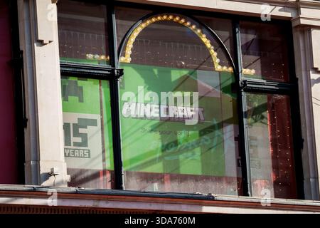 LONDON, GROSSBRITANNIEN. Februar 2025. Minecraft-Logo auf dem Store London City. Minecraft ist ein Sandbox-Spiel, das von den Mojang Studios entwickelt und veröffentlicht wurde. Stockfoto