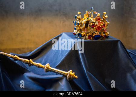 Nahansicht Der St. Wenzelskrone Und Des Königlichen Zepters Auf Dunkelblauem Samt, Prag, Tschechische Republik. Stockfoto