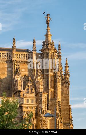 Detaillierte mittelalterliche Fassade der Kathedrale Santa Maria de Astorga, Spanien Stockfoto