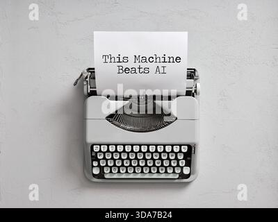 Schreibmaschine, die diese Maschine schreibt, schlägt KI auf Papier. Alte Technologie stellt moderne künstliche Intelligenz in Frage. Digital vs. Analog und menschliche Kreativität ch Stockfoto