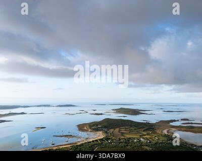 Aus der Vogelperspektive auf Bryher Island mit Blick auf Samson und St. Agnes Island. Isles of Scilly, Cornwall, Großbritannien. Stockfoto