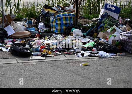 Marseille, Frankreich. Dezember 2025. Bilder von illegalem Dumping am Straßenrand. Quelle: SOPA Images Limited/Alamy Live News Stockfoto