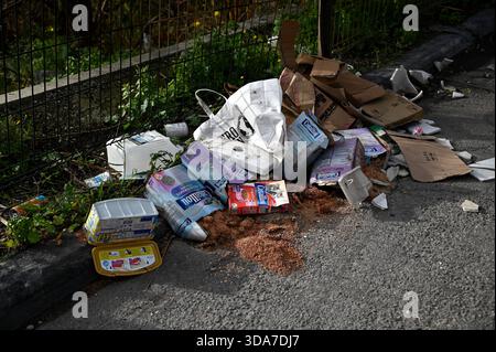 Marseille, Frankreich. Dezember 2025. Bilder von illegalem Dumping am Straßenrand. Quelle: SOPA Images Limited/Alamy Live News Stockfoto