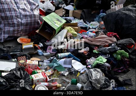 Marseille, Frankreich. Dezember 2025. Bilder von illegalem Dumping am Straßenrand. (Foto: Gerard Bottino/SOPA Images/SIPA USA) Credit: SIPA USA/Alamy Live News Stockfoto