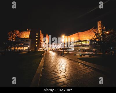 Berliner Philharmonie - Heimstadion der Berliner Philharmoniker bei Nacht Stockfoto
