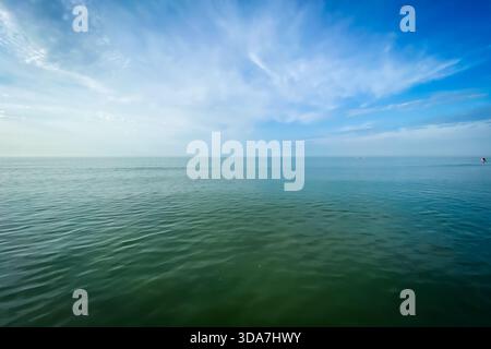 Am frühen Morgen am Strand, da der Tag heiß und sonnig beginnt im Südosten am Freitag, den 26. Juni 2020 um , Worthing. Um 7:00 Uhr machen ein paar Schwimmer die M Stockfoto