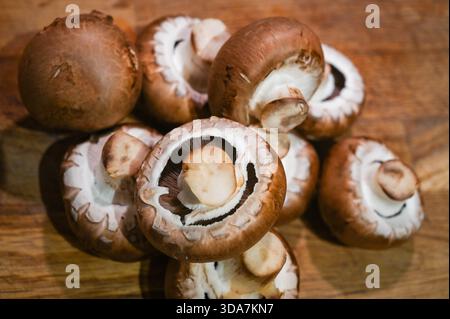 Braune Knopfpilze (Agaricus bisporus) auf Schneidebrett bereit zum Kochen in Großbritannien Stockfoto