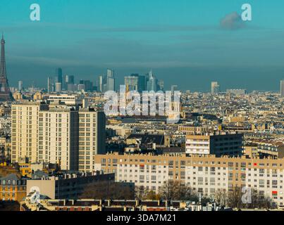 Blick aus der Vogelperspektive auf den legendären Eiffelturm, der durch die Skyline führt, gegenüber modernen Wolkenkratzern und historischen Kuppeln, die in das sanfte Licht eines wi getaucht sind Stockfoto