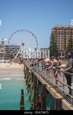 Adelaide, Australien 9. Dezember 2025 Ein Schwimmer springt vom Pier in Glenelg, Adelaide Credit Amer Ghazzal/Alamy Live News Stockfoto