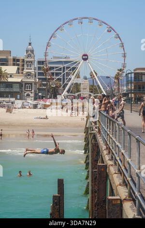 Adelaide, Australien 9. Dezember 2025 Ein Schwimmer springt vom Pier in Glenelg, Adelaide Credit Amer Ghazzal/Alamy Live News Stockfoto