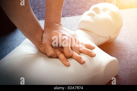 HLW-erste-Hilfe-Trainingsvorführung - kardiopulmonale Notfallreanimation am Dummy. Lehre der Thoraxkompressionstechnik. Stockfoto