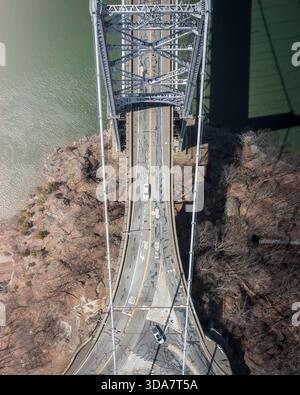 Aus der Vogelperspektive der Bear Mountain Bridge, die durch den Hudson River führt, mit einem Kontrast zwischen dem Wald und der Stahlkonstruktion, Bear Mountain, New Y Stockfoto