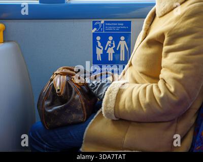 Schild mit bevorzugten Sitzplätzen in einem Londoner Bus, England, Großbritannien Stockfoto