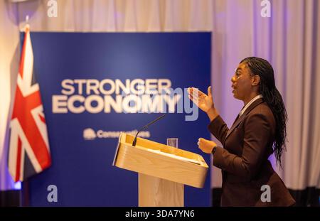 London, Großbritannien. Dezember 2025. Der konservative Führer Kemi Badenoch hält eine Rede über die Wirtschaft unter dem Motto „Get Britain working again“. Sie gibt zu, dass der Brexit der Wirtschaft geschadet hat. Quelle: Mark Thomas/Alamy Live News Stockfoto