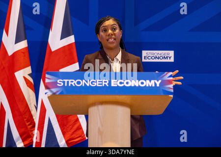 London, Großbritannien. Dezember 2025. Der konservative Führer Kemi Badenoch hält eine Rede über die Wirtschaft unter dem Motto „Get Britain working again“. Sie gibt zu, dass der Brexit der Wirtschaft geschadet hat. Quelle: Mark Thomas/Alamy Live News Stockfoto