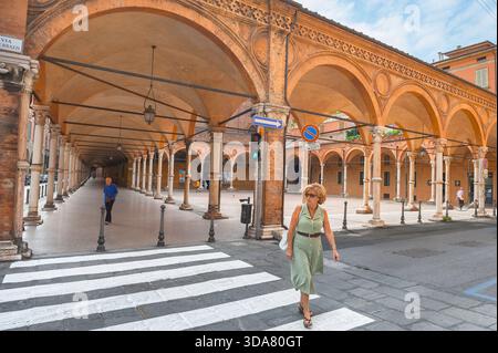 Universität Bologna, Blick auf einen gut erhaltenen Renaissance-Innenhof und den Kreuzgang eines Universitätsgebäudes im historischen Zentrum von Bologna, Italien Stockfoto