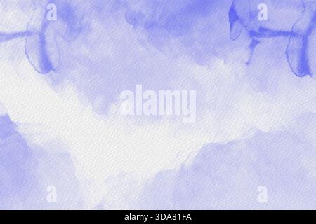 Weiche blaue Aquarellwolken auf strukturiertem Papier, sanfter abstrakter Hintergrund für Kunst und Design Stockfoto