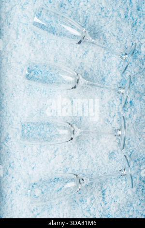 Sektgläser auf Schnee. Neujahrsfeiern, festliche Toasts, Motive für Winterferien, Partyeinladungen, Stockfoto