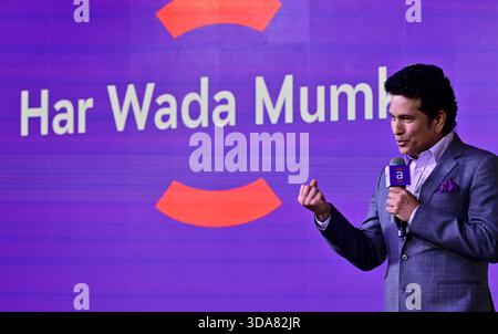 Mumbai, Indien. Dezember 2025. MUMBAI, INDIEN – 9. DEZEMBER: Der ehemalige indische Cricketspieler und Markenbotschafter Sachin Tendulkar spricht während der Enthüllung der neuen Markenidentität von Ageas Federal Life Insurance am 9. Dezember 2025 in Mumbai, Indien. (Foto: Anshuman Poyrekar/Hindustan Times/SIPA USA) Credit: SIPA USA/Alamy Live News Stockfoto