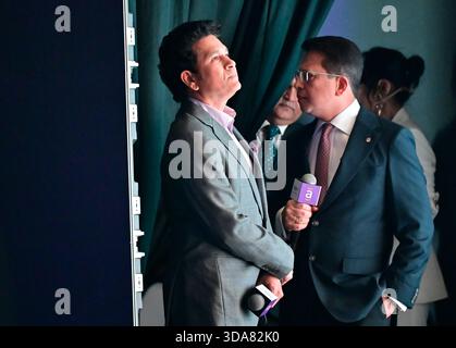 Mumbai, Indien. Dezember 2025. MUMBAI, INDIEN – 9. DEZEMBER: Der ehemalige indische Cricketspieler und Markenbotschafter Sachin Tendulkar und Jude Gomes, Managing Director und CEO von Ageas Federal Life Insurance, während der Enthüllung der neuen Markenidentität des Unternehmens am 9. Dezember 2025 in Mumbai, Indien. (Foto: Anshuman Poyrekar/Hindustan Times/SIPA USA) Credit: SIPA USA/Alamy Live News Stockfoto