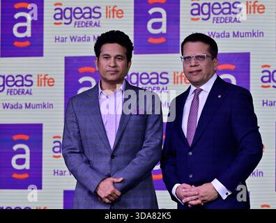 Mumbai, Indien. Dezember 2025. MUMBAI, INDIEN – 9. DEZEMBER: Der ehemalige indische Cricketspieler und Markenbotschafter Sachin Tendulkar und Jude Gomes, Managing Director und CEO von Ageas Federal Life Insurance, während der Enthüllung der neuen Markenidentität des Unternehmens am 9. Dezember 2025 in Mumbai, Indien. (Foto: Anshuman Poyrekar/Hindustan Times/SIPA USA) Credit: SIPA USA/Alamy Live News Stockfoto